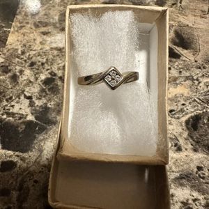 Stunning 10K White Gold Diamond Ring